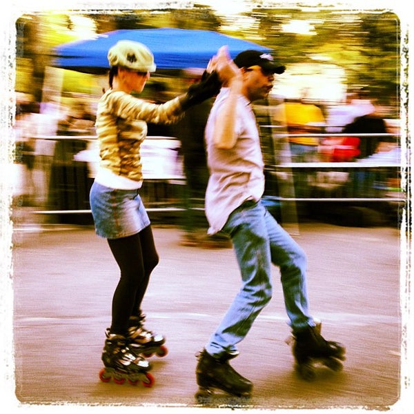9/30/2012 tarihinde d b.ziyaretçi tarafından Central Park Dance Skaters Association (CPDSA) — Free Roller Skating Rink'de çekilen fotoğraf