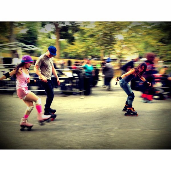 Foto tomada en Central Park Dance Skaters Association (CPDSA) — Free Roller Skating Rink  por d b. el 10/4/2012