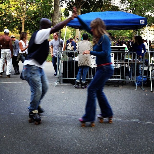 Снимок сделан в Central Park Dance Skaters Association (CPDSA) — Free Roller Skating Rink пользователем d b. 9/30/2012