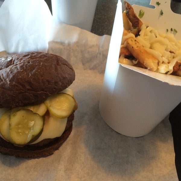 2/27/2014 tarihinde Bill B.ziyaretçi tarafından Dave &amp; Tony&#39;s Premium Burger Joint'de çekilen fotoğraf