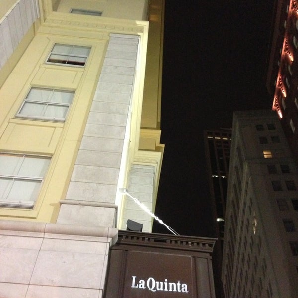 Photo prise au La Quinta Inn &amp; Suites New Orleans Downtown par Alix W. le3/1/2013