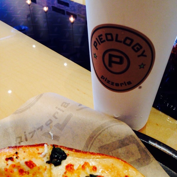 Foto tomada en Pieology Pizzeria  por Jessica H. el 7/14/2014