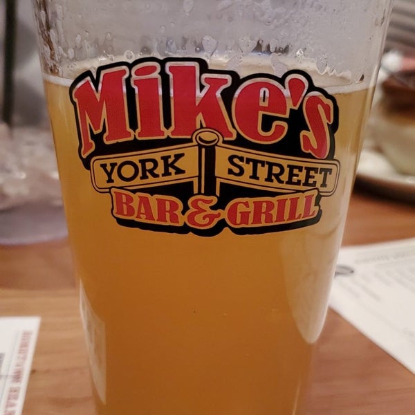 รูปภาพถ่ายที่ Mike&#39;s York Street Bar And Grill โดย John M. เมื่อ 2/28/2021