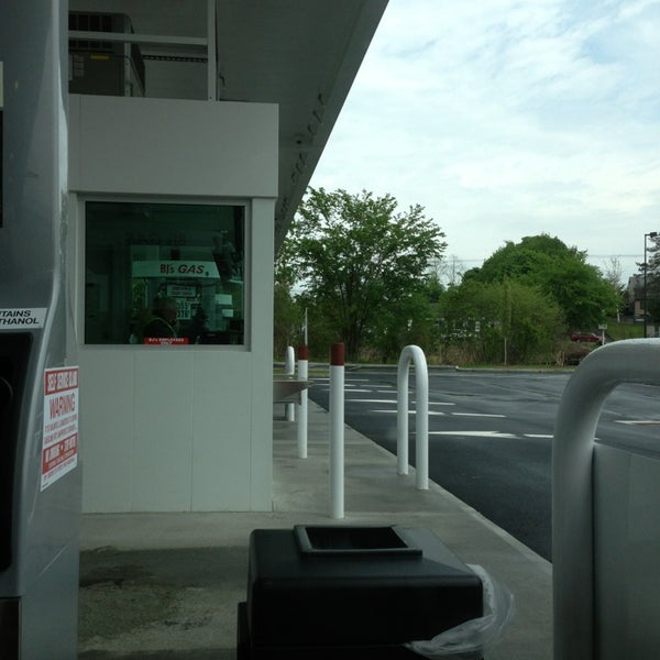 BJ's Gas Fuel Station in Brookfield