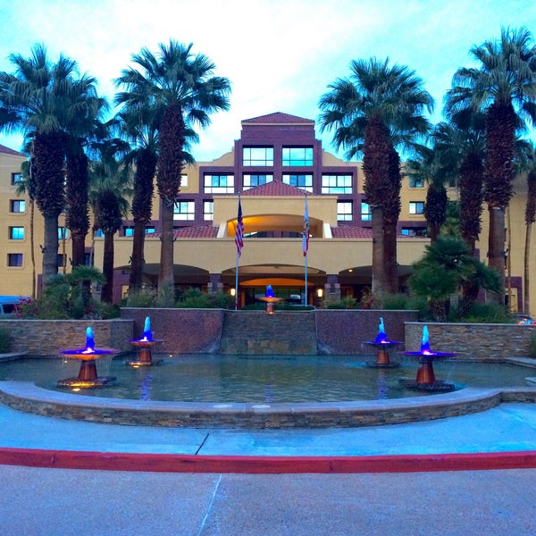Foto tomada en Courtyard by Marriott Palm Springs  por Kobi A. el 12/14/2014