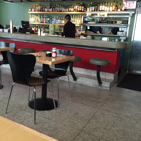 10/3/2015にChrisがContinental Restaurant &amp; Martini Barで撮った写真