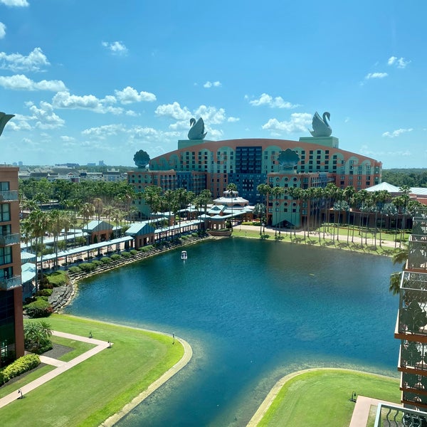 รูปภาพถ่ายที่ Walt Disney World Dolphin Hotel โดย Chris เมื่อ 5/5/2022