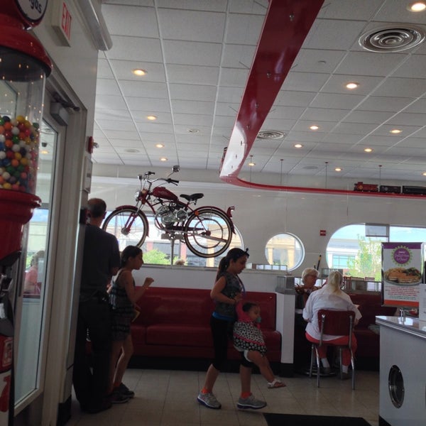 รูปภาพถ่ายที่ Ruby&#39;s Diner โดย Chris เมื่อ 6/1/2014