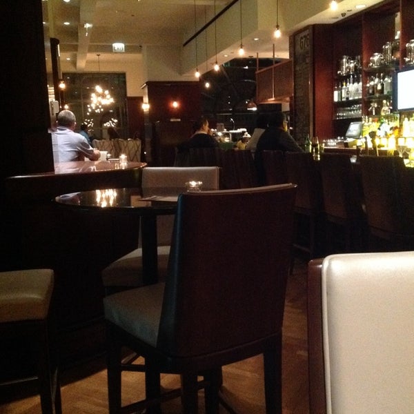 Das Foto wurde bei 676 Restaurant &amp; Bar von Chris am 4/14/2014 aufgenommen