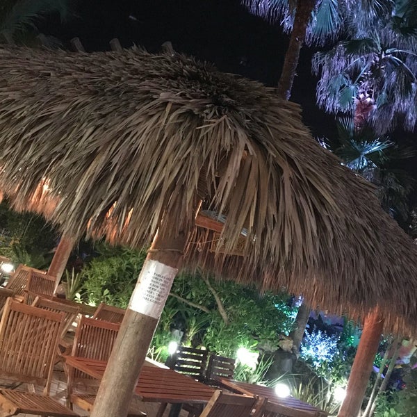 4/25/2018에 nickie j.님이 Bamboo Beach Tiki Bar &amp; Cafe에서 찍은 사진