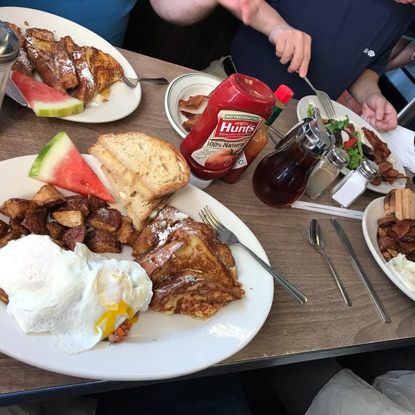 Photo taken at Deluxe Town Diner by John R. on 9/16/2018