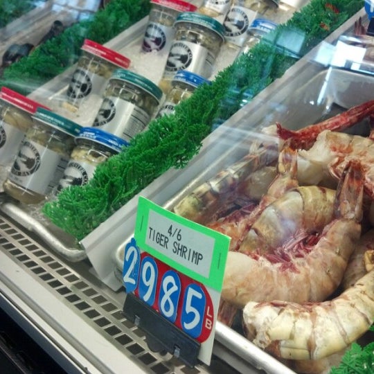 Photo taken at Williams Seafood Market &amp; Wines by LoG S. on 9/16/2012