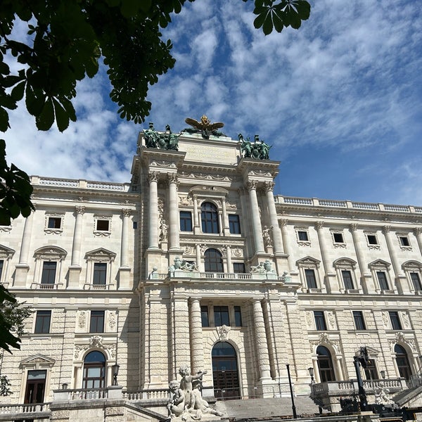 Foto tirada no(a) Hofburg por Olga O. em 7/13/2023