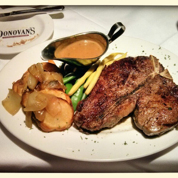 รูปภาพถ่ายที่ Donovan&#39;s Steak &amp; Chop House โดย Ramon A. เมื่อ 9/9/2013