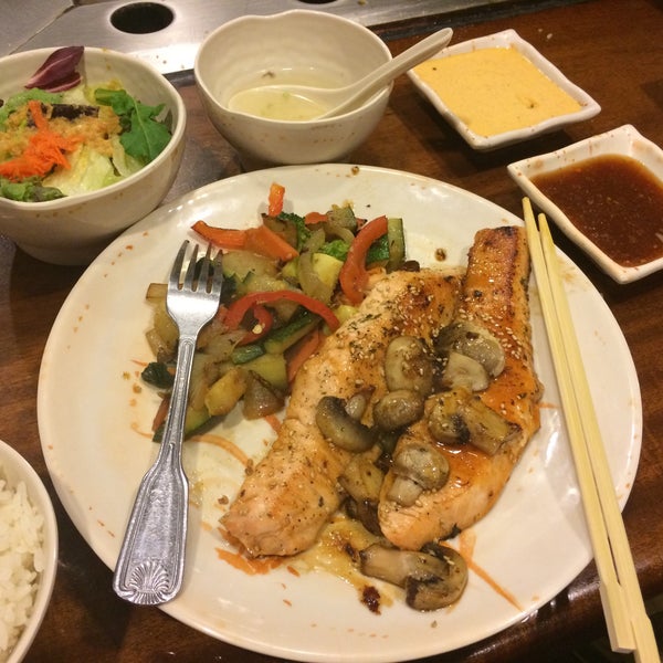 Photo prise au Sakura Japanese Steak, Seafood House &amp; Sushi Bar par Fristt T. le8/17/2017