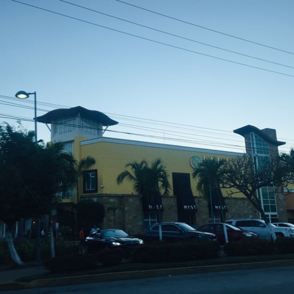 รูปภาพถ่ายที่ La Isla Acapulco Shopping Village โดย Verónica V. เมื่อ 1/20/2020