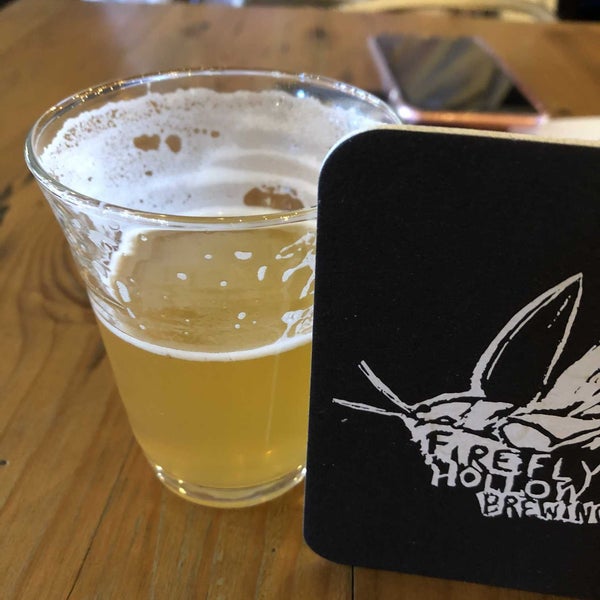 Foto tirada no(a) Firefly Hollow Brewing Co. por Ron C. em 6/19/2022