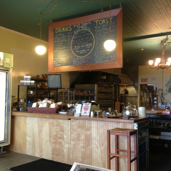 Das Foto wurde bei Five Points Bakery &amp; Toast Cafe von MacKintosh B. am 2/15/2013 aufgenommen