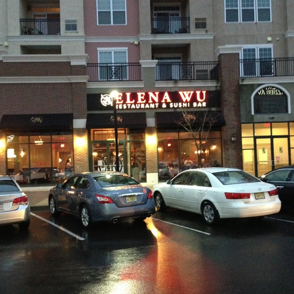 Photo prise au Elena Wu Restaurant &amp; Sushi Bar par Justin C. le3/16/2013