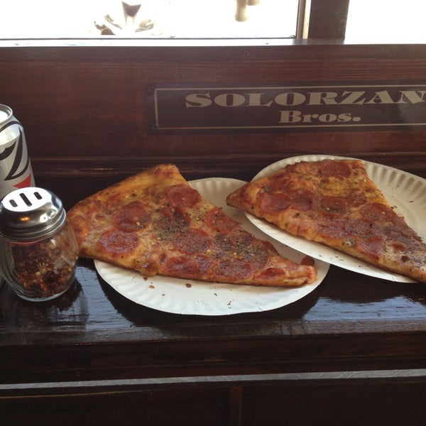 Das Foto wurde bei Solorzano Bros. Pizza von Sunny M. am 7/27/2013 aufgenommen