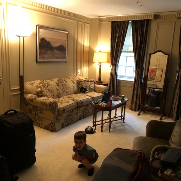 Photo taken at Windsor Arms Hotel by Aron on 5/31/2018