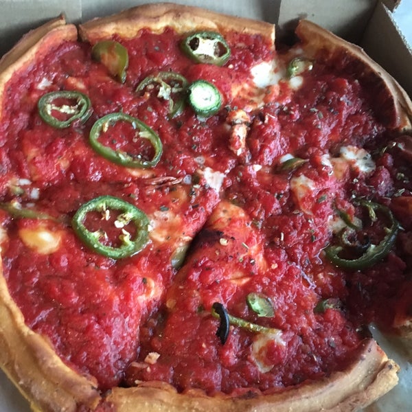 Снимок сделан в Patxi&#39;s Pizza пользователем Jen R. 7/30/2016