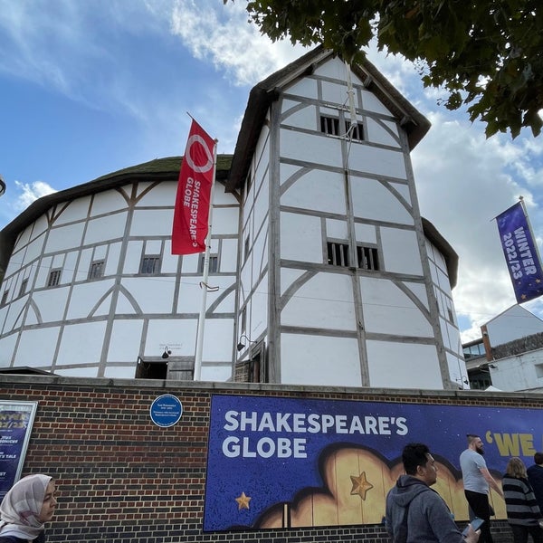 Photo taken at Shakespeare&#39;s Globe Theatre by Ivyin L. on 10/24/2022