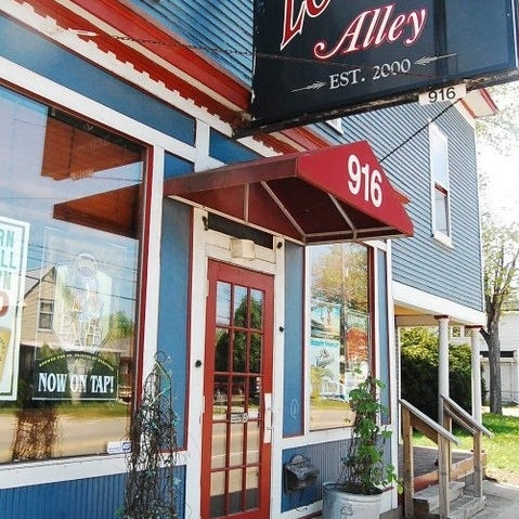รูปภาพถ่ายที่ Logan&#39;s Alley โดย Andrew J. เมื่อ 12/6/2012