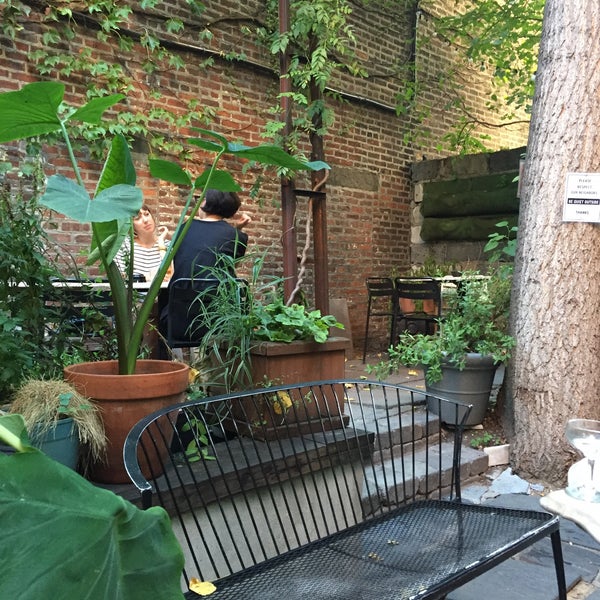 Lovely spot tucked away in north Greenpoint. Lots of outdoor seating in the garden. Good for small groups, or come for date night and share a meat and cheese plate. Happy hour 4-8 + prosecco on tap.🍾