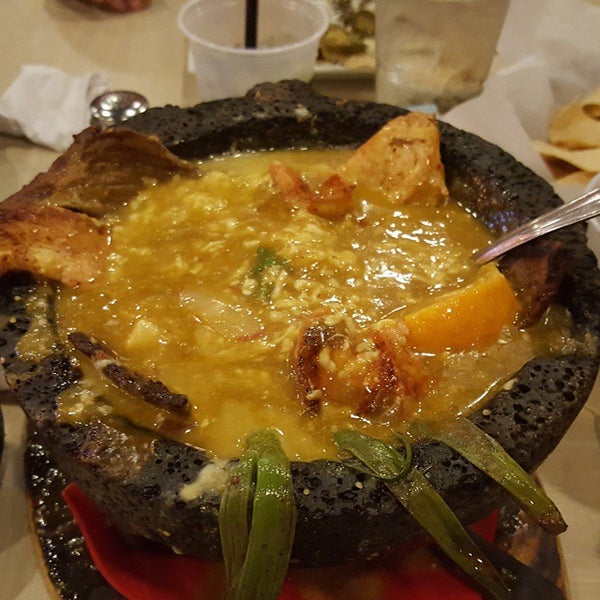 Foto scattata a La Parrilla Mexican Restaurant &amp; Bar da Jerad H. il 5/1/2015