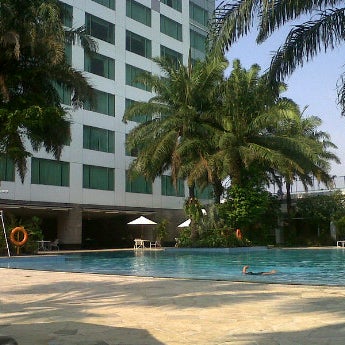 Das Foto wurde bei Poolside - Hotel Mulia Senayan, Jakarta von dwi nicken tari am 9/22/2012 aufgenommen