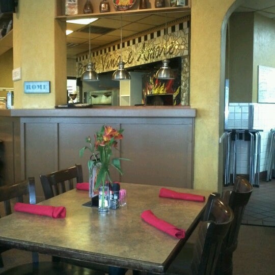 Снимок сделан в Mario’s Seawall Italian Restaurant пользователем Arthur A. 9/30/2012