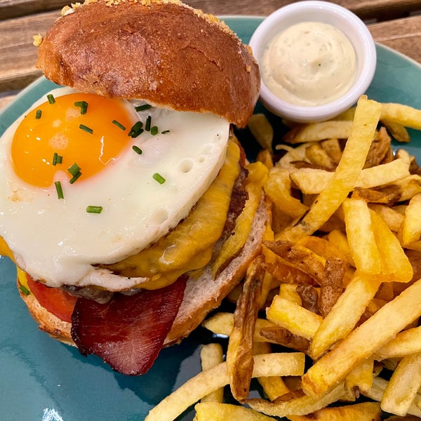 Try their lunch menu for 7€, which is including a burger, fries, drink & espresso afterwards. 🍔