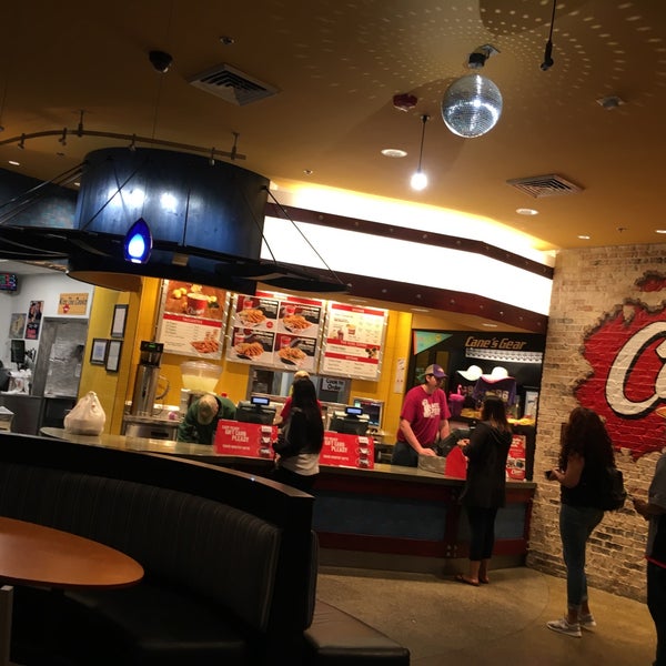 Foto tomada en Raising Cane&#39;s Chicken Fingers  por Efrain M. el 5/19/2017