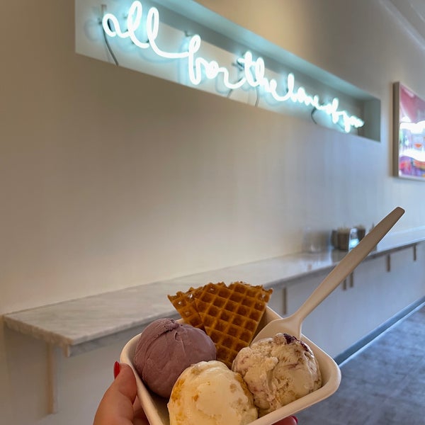 8/25/2021 tarihinde Alex R.ziyaretçi tarafından Jeni&#39;s Splendid Ice Creams'de çekilen fotoğraf