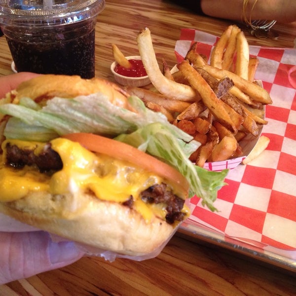 Foto diambil di BurgerFi oleh Justin K. pada 5/3/2014