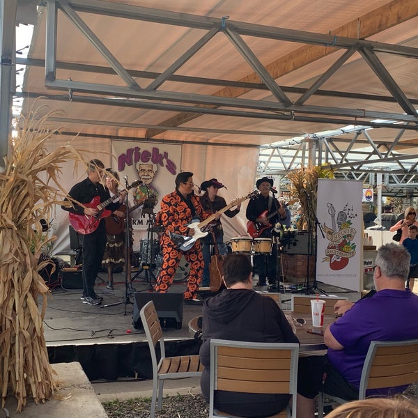 รูปภาพถ่ายที่ Nick&#39;s Garden Center &amp; Farm Market โดย Leslie เมื่อ 10/5/2019