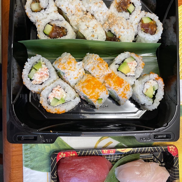 Foto diambil di Sushi Den oleh Leslie pada 5/1/2021