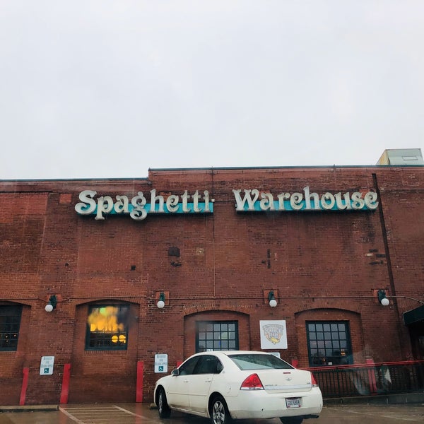 Foto diambil di Spaghetti Warehouse oleh Stephanie pada 12/1/2019