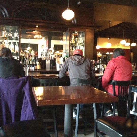 10/27/2012 tarihinde CindyLouziyaretçi tarafından Le Grand Bistro &amp; Oyster Bar'de çekilen fotoğraf