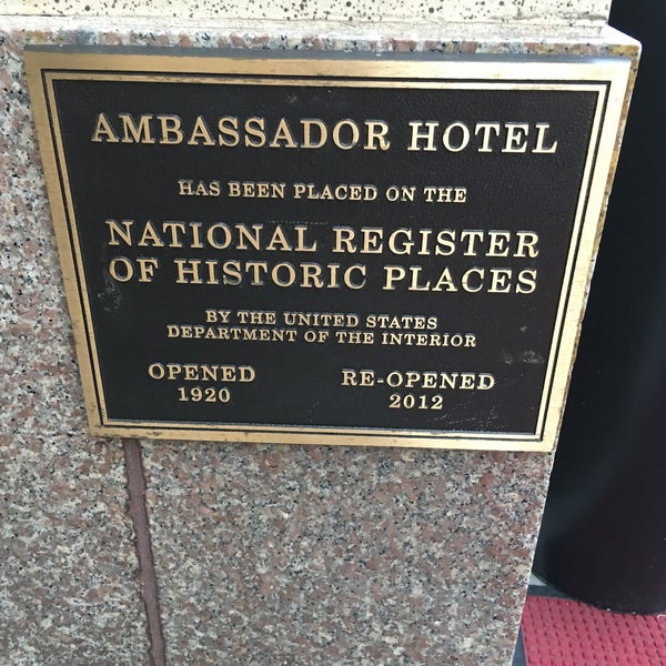Foto tirada no(a) Ambassador Hotel Kansas City, Autograph Collection por Vanya D. em 4/20/2017