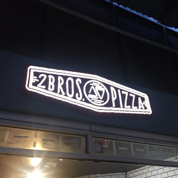 Foto tirada no(a) 2 Bros. Pizza por Priscilla W. em 6/28/2019