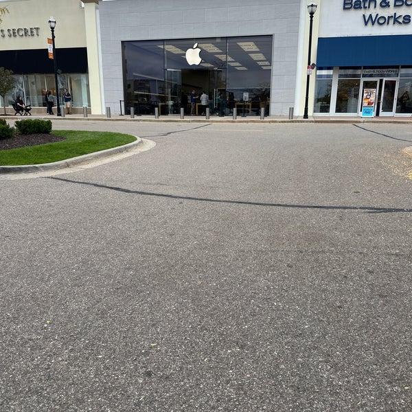 Eastwood Towne Center - Apple Store - Apple