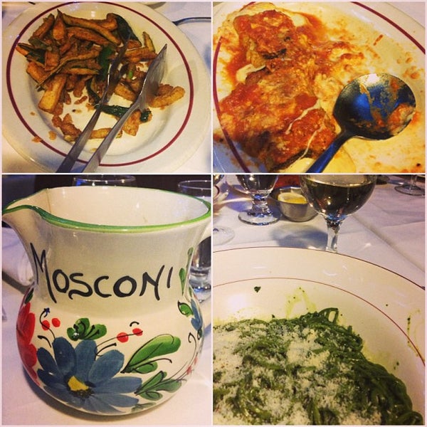 Снимок сделан в Villa Mosconi Restaurant пользователем Jackie S. 3/2/2013