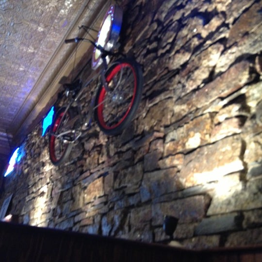 10/5/2012 tarihinde Lauri S.ziyaretçi tarafından Buglin&#39; Bull Restaurant and Sports Bar'de çekilen fotoğraf