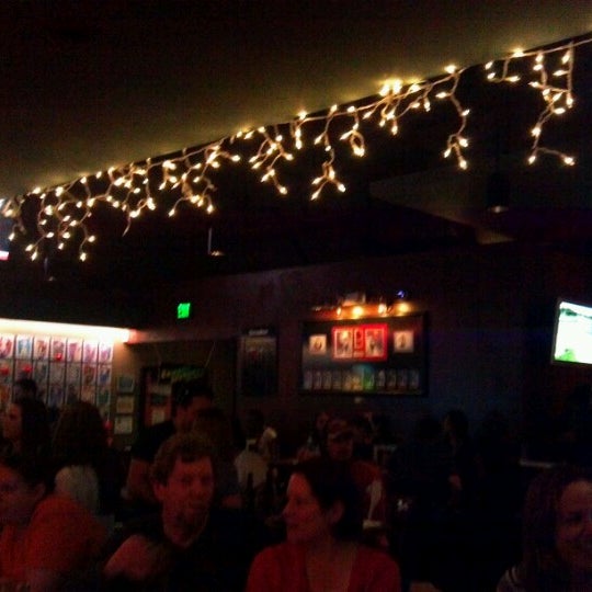 12/8/2012 tarihinde Rachel G.ziyaretçi tarafından The Common Interest Karaoke Bar &amp; Grill'de çekilen fotoğraf