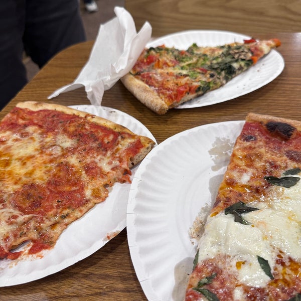 2/24/2024 tarihinde Patrick C.ziyaretçi tarafından New York Pizza Suprema'de çekilen fotoğraf