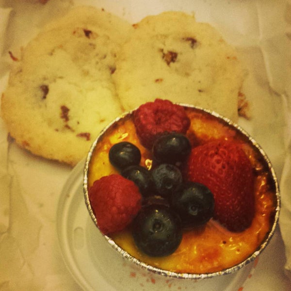 Photo taken at Popovers on the Square by Katrina on 8/6/2015