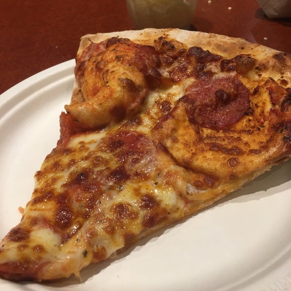 Foto scattata a Pizza Lucé da Jessica I. il 10/22/2016