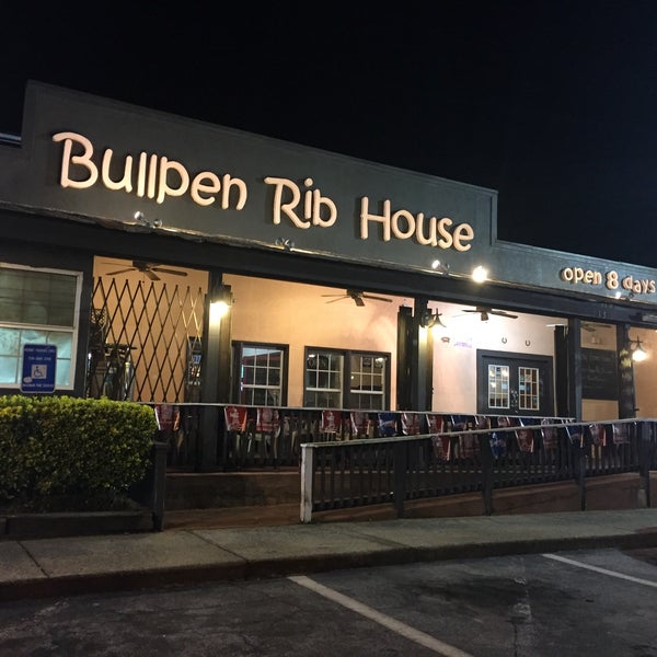 รูปภาพถ่ายที่ Bullpen Rib House โดย June เมื่อ 6/10/2016